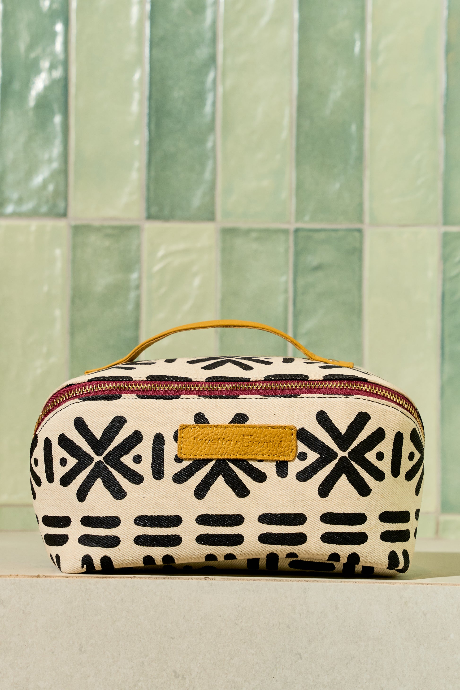 Travel organizer, Front view.
